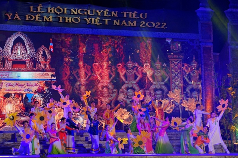 Đêm thơ Việt Nam năm 2022: Xúc động trong khúc ngâm nhớ về mất mát đại dịch - Ảnh 11. Đêm thơ Việt Nam năm 2022: Xúc động trong khúc ngâm nhớ về mất mát đại dịch - Ảnh 11.