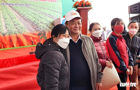 Hải Dương mở lễ hội cà rốt, Bộ trưởng Lê Minh Hoan và cầu thủ Hoàng Đức, Trọng Đại... xuống đồng - Ảnh 2. Hải Dương mở lễ hội cà rốt, Bộ trưởng Lê Minh Hoan và cầu thủ Hoàng Đức, Trọng Đại... xuống đồng - Ảnh 2.