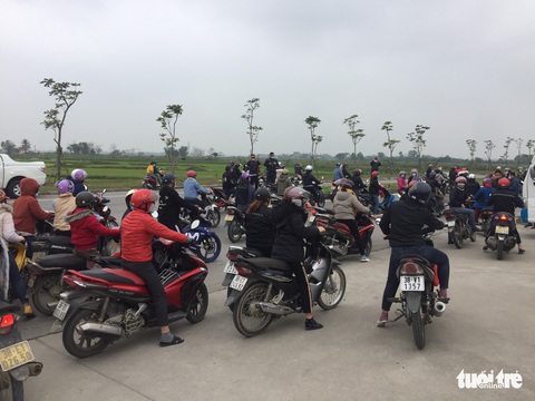 Hàng trăm công nhân ở Hà Tĩnh tụ tập trên xe máy đòi quyền lợi - Ảnh 1. Hàng trăm công nhân ở Hà Tĩnh tụ tập trên xe máy đòi quyền lợi - Ảnh 1.