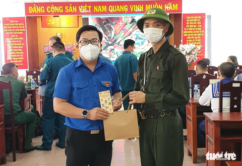 Nhiều đảng viên trẻ tình nguyện nhập ngũ - Ảnh 1. Nhiều đảng viên trẻ tình nguyện nhập ngũ - Ảnh 1.