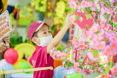 Royal School Phú Lâm đón học sinh với hoạt động hái lộc ‘khai xuân’ tại trường - Ảnh 4. Royal School Phú Lâm đón học sinh với hoạt động hái lộc ‘khai xuân’ tại trường - Ảnh 4.