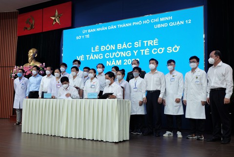 Bí thư Nguyễn Văn Nên: Bác sĩ trẻ tăng cường về trạm là sự gánh vác, chia lửa kịp thời - Ảnh 3. Bí thư Nguyễn Văn Nên: Bác sĩ trẻ tăng cường về trạm là sự gánh vác, chia lửa kịp thời - Ảnh 3.