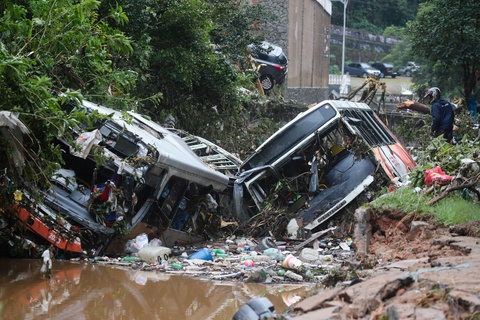 Ít nhất 38 người thiệt mạng vì mưa lớn gây lũ tại Brazil - Ảnh 8. Ít nhất 38 người thiệt mạng vì mưa lớn gây lũ tại Brazil - Ảnh 8.