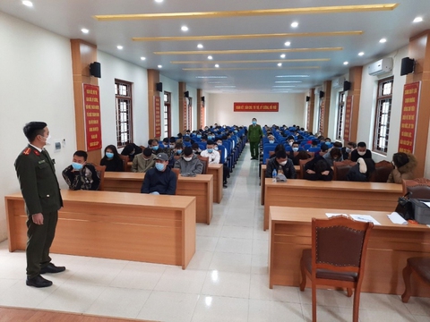 Công an đột kích quán bar ở Hải Dương, phát hiện 180 khách và nhân viên đang bay lắc - Ảnh 3. Công an đột kích quán bar ở Hải Dương, phát hiện 180 khách và nhân viên đang bay lắc - Ảnh 3.