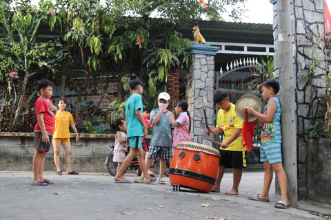 Thanh âm của Tết: Tôi nghe rõ tiếng bước chân uy vũ của ông Lân... - Ảnh 1. Thanh âm của Tết: Tôi nghe rõ tiếng bước chân uy vũ của ông Lân... - Ảnh 1.