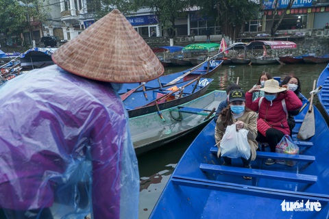 Chùa Hương chính thức mở cửa nhưng còn vắng khách - Ảnh 2. Chùa Hương chính thức mở cửa nhưng còn vắng khách - Ảnh 2.