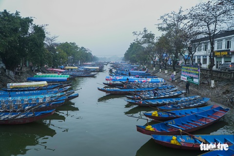 Chùa Hương chính thức mở cửa nhưng còn vắng khách - Ảnh 3. Chùa Hương chính thức mở cửa nhưng còn vắng khách - Ảnh 3.