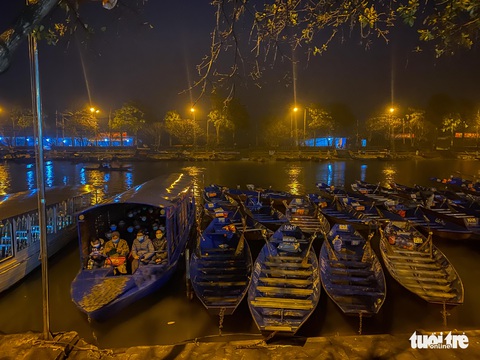 Chùa Hương chính thức mở cửa nhưng còn vắng khách - Ảnh 1. Chùa Hương chính thức mở cửa nhưng còn vắng khách - Ảnh 1.