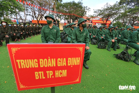 Bí thư Thành ủy TP.HCM tặng quà chiến sĩ trẻ trước khi lên đường nhập ngũ - Ảnh 3. Bí thư Thành ủy TP.HCM tặng quà chiến sĩ trẻ trước khi lên đường nhập ngũ - Ảnh 3.