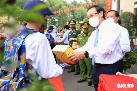 Bí thư Thành ủy TP.HCM tặng quà chiến sĩ trẻ trước khi lên đường nhập ngũ - Ảnh 1. Bí thư Thành ủy TP.HCM tặng quà chiến sĩ trẻ trước khi lên đường nhập ngũ - Ảnh 1.