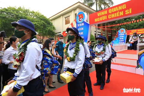 Bí thư Thành ủy TP.HCM tặng quà chiến sĩ trẻ trước khi lên đường nhập ngũ - Ảnh 7. Bí thư Thành ủy TP.HCM tặng quà chiến sĩ trẻ trước khi lên đường nhập ngũ - Ảnh 7.