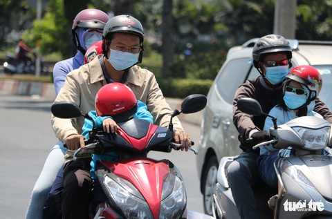 Miền Bắc rét đậm, miền Nam nắng ‘bể đầu’ - Ảnh 2. Miền Bắc rét đậm, miền Nam nắng ‘bể đầu’ - Ảnh 2.