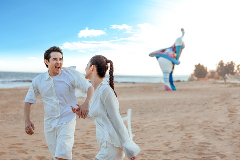 Đông Nhi - Ông Cao Thắng khoe ảnh Valentine lãng mạn bên bờ biển - Ảnh 9. Đông Nhi - Ông Cao Thắng khoe ảnh Valentine lãng mạn bên bờ biển - Ảnh 9.