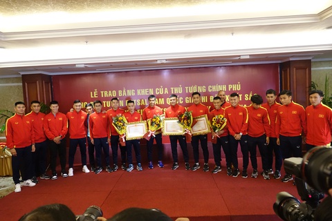 Tuyển futsal Việt Nam nhận bằng khen của Thủ tướng Chính phủ - Ảnh 1. Tuyển futsal Việt Nam nhận bằng khen của Thủ tướng Chính phủ - Ảnh 1.