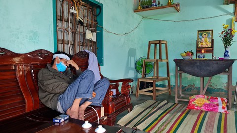 Nam sinh viên Nguyễn Văn N. về nhà, đám tang đẫm nước mắt - Ảnh 4. Nam sinh viên Nguyễn Văn N. về nhà, đám tang đẫm nước mắt - Ảnh 4.