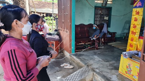 Nam sinh viên Nguyễn Văn N. về nhà, đám tang đẫm nước mắt - Ảnh 5. Nam sinh viên Nguyễn Văn N. về nhà, đám tang đẫm nước mắt - Ảnh 5.