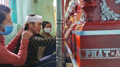 Nam sinh viên Nguyễn Văn N. về nhà, đám tang đẫm nước mắt - Ảnh 1. Nam sinh viên Nguyễn Văn N. về nhà, đám tang đẫm nước mắt - Ảnh 1.