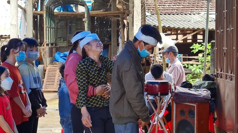 Nam sinh viên Nguyễn Văn N. về nhà, đám tang đẫm nước mắt - Ảnh 8. Nam sinh viên Nguyễn Văn N. về nhà, đám tang đẫm nước mắt - Ảnh 8.