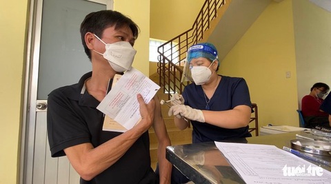 TP.HCM: Tỉ lệ tiêm vắc xin nhiều phường, xã không đạt, cấp độ dịch tăng - Ảnh 2. TP.HCM: Tỉ lệ tiêm vắc xin nhiều phường, xã không đạt, cấp độ dịch tăng - Ảnh 2.