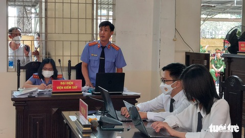 Viện kiểm sát và 4 luật sư tranh luận sôi nổi liên quan trùm buôn lậu Mười Tường - Ảnh 3. Viện kiểm sát và 4 luật sư tranh luận sôi nổi liên quan trùm buôn lậu Mười Tường - Ảnh 3.