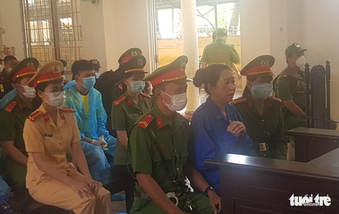 Viện kiểm sát và 4 luật sư tranh luận sôi nổi liên quan trùm buôn lậu Mười Tường - Ảnh 4. Viện kiểm sát và 4 luật sư tranh luận sôi nổi liên quan trùm buôn lậu Mười Tường - Ảnh 4.