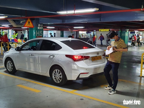 Đưa vào khai thác làn xe công nghệ ở Tân Sơn Nhất, khách đón xe như thế nào? - Ảnh 4. Đưa vào khai thác làn xe công nghệ ở Tân Sơn Nhất, khách đón xe như thế nào? - Ảnh 4.