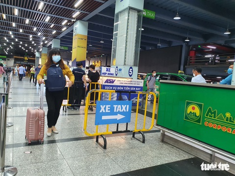 Đưa vào khai thác làn xe công nghệ ở Tân Sơn Nhất, khách đón xe như thế nào? - Ảnh 6. Đưa vào khai thác làn xe công nghệ ở Tân Sơn Nhất, khách đón xe như thế nào? - Ảnh 6.