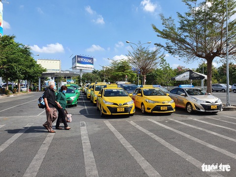 Đưa vào khai thác làn xe công nghệ ở Tân Sơn Nhất, khách đón xe như thế nào? - Ảnh 7. Đưa vào khai thác làn xe công nghệ ở Tân Sơn Nhất, khách đón xe như thế nào? - Ảnh 7.