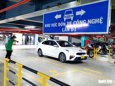 Đưa vào khai thác làn xe công nghệ ở Tân Sơn Nhất, khách đón xe như thế nào? - Ảnh 1. Đưa vào khai thác làn xe công nghệ ở Tân Sơn Nhất, khách đón xe như thế nào? - Ảnh 1.
