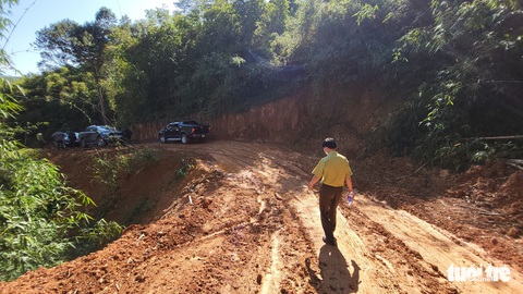 Bộ Tổng tham mưu kiểm tra vụ phá rừng đặc dụng làm đường - Ảnh 6. Bộ Tổng tham mưu kiểm tra vụ phá rừng đặc dụng làm đường - Ảnh 6.