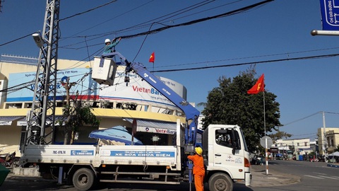 Công ty Điện lực Phú Yên: Năm 2022 tiếp tục chỉnh trang hơn 60km cáp viễn thông - Ảnh 1. Công ty Điện lực Phú Yên: Năm 2022 tiếp tục chỉnh trang hơn 60km cáp viễn thông - Ảnh 1.