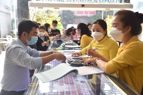 Giá vàng trong nước âm thầm tiến sát đỉnh lịch sử - Ảnh 1. Giá vàng trong nước âm thầm tiến sát đỉnh lịch sử - Ảnh 1.