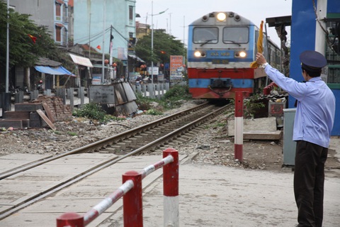 79 vụ ném đá lên tàu làm hỏng 83 cửa kính đầu máy, toa xe - Ảnh 1. 79 vụ ném đá lên tàu làm hỏng 83 cửa kính đầu máy, toa xe - Ảnh 1.