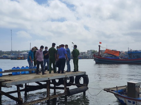 Đưa người cha ném con gái 5 tuổi xuống sông ra bến đò thực nghiệm hiện trường - Ảnh 3. Đưa người cha ném con gái 5 tuổi xuống sông ra bến đò thực nghiệm hiện trường - Ảnh 3.