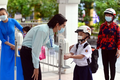 Trưởng WHO tại VN: Học sinh đến trường lợi nhiều hơn rủi ro dịch bệnh - Ảnh 2. Trưởng WHO tại VN: Học sinh đến trường lợi nhiều hơn rủi ro dịch bệnh - Ảnh 2.