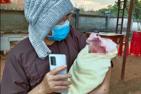 Tìm thân nhân bé trai 2,8kg bị bỏ rơi trước cổng chùa - Ảnh 1. Tìm thân nhân bé trai 2,8kg bị bỏ rơi trước cổng chùa - Ảnh 1.