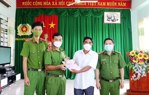 Hai chiến sĩ công an nhặt được 100 triệu đồng trả lại người bị mất - Ảnh 1. Hai chiến sĩ công an nhặt được 100 triệu đồng trả lại người bị mất - Ảnh 1.