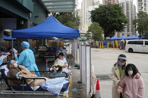 F0 nằm đầy sân bệnh viện, Hong Kong phải dời ngày bầu cử - Ảnh 1. F0 nằm đầy sân bệnh viện, Hong Kong phải dời ngày bầu cử - Ảnh 1.