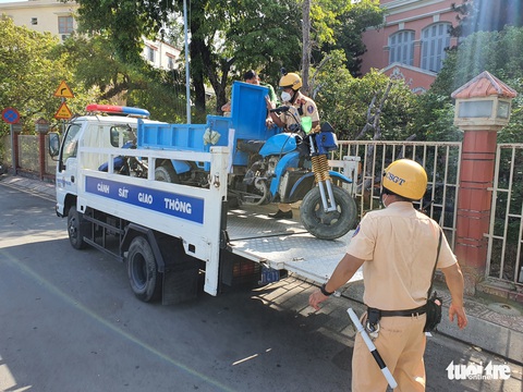 CSGT xử lý xe ba gác, xe cũ nát: Nhiều tài xế ngỡ ngàng khi bị phạt tiền triệu - Ảnh 2. CSGT xử lý xe ba gác, xe cũ nát: Nhiều tài xế ngỡ ngàng khi bị phạt tiền triệu - Ảnh 2.