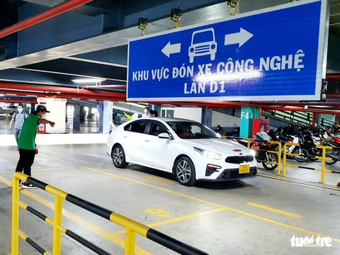 Khách đến giảm mạnh, sân bay Tân Sơn Nhất đã dễ thở hơn - Ảnh 1. Khách đến giảm mạnh, sân bay Tân Sơn Nhất đã dễ thở hơn - Ảnh 1.