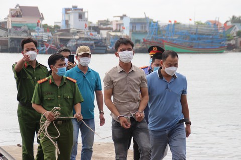 Người cha ném con xuống sông không bị tâm thần, không dùng chất kích thích - Ảnh 1. Người cha ném con xuống sông không bị tâm thần, không dùng chất kích thích - Ảnh 1.
