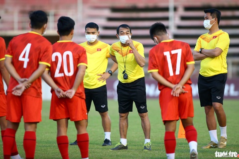 Các F1 của U23 Việt Nam đeo khẩu trang tập luyện - Ảnh 3. Các F1 của U23 Việt Nam đeo khẩu trang tập luyện - Ảnh 3.