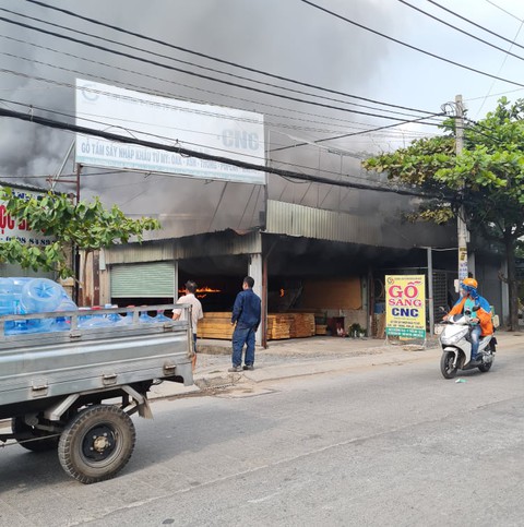 Cháy lớn tại công ty gỗ ở quận 12 - Ảnh 2. Cháy lớn tại công ty gỗ ở quận 12 - Ảnh 2.