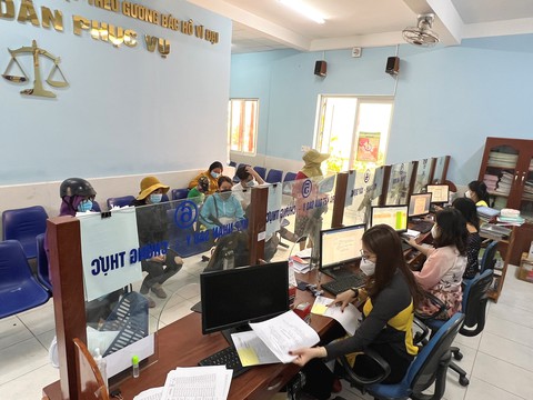 Từ 15-6, người dân TP.HCM không cần về phường nhà mới trích lục được giấy tờ hộ tịch - Ảnh 1. Từ 15-6, người dân TP.HCM không cần về phường nhà mới trích lục được giấy tờ hộ tịch - Ảnh 1.
