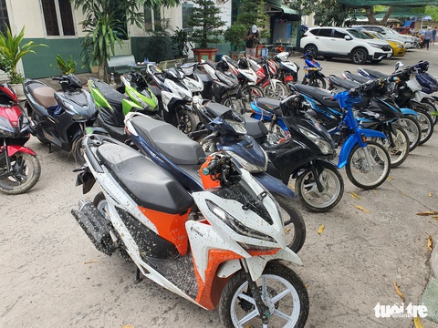 Hàng trăm quái xế tụ tập đua xe trên đường Nguyễn Hữu Trí, bắt 19 thanh niên - Ảnh 1. Hàng trăm quái xế tụ tập đua xe trên đường Nguyễn Hữu Trí, bắt 19 thanh niên - Ảnh 1.