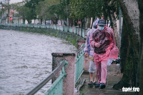 Người Hà Nội co ro trong giá lạnh tê tái - Ảnh 6. Người Hà Nội co ro trong giá lạnh tê tái - Ảnh 6.