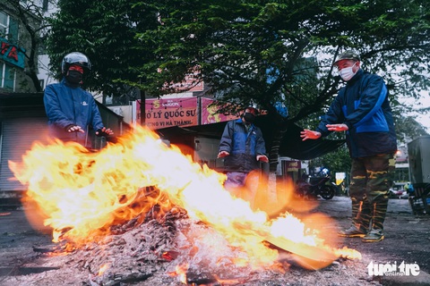 Người Hà Nội co ro trong giá lạnh tê tái - Ảnh 2. Người Hà Nội co ro trong giá lạnh tê tái - Ảnh 2.