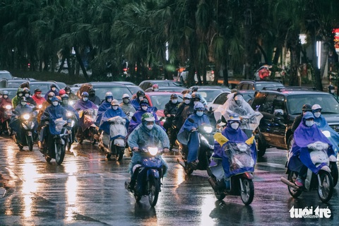 Người Hà Nội co ro trong giá lạnh tê tái - Ảnh 1. Người Hà Nội co ro trong giá lạnh tê tái - Ảnh 1.