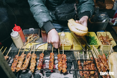 Người Hà Nội co ro trong giá lạnh tê tái - Ảnh 8. Người Hà Nội co ro trong giá lạnh tê tái - Ảnh 8.