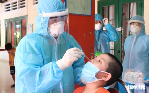 Chi tiền triệu xét nghiệm nhanh COVID-19 định kỳ, có cần thiết? - Ảnh 2. Chi tiền triệu xét nghiệm nhanh COVID-19 định kỳ, có cần thiết? - Ảnh 2.